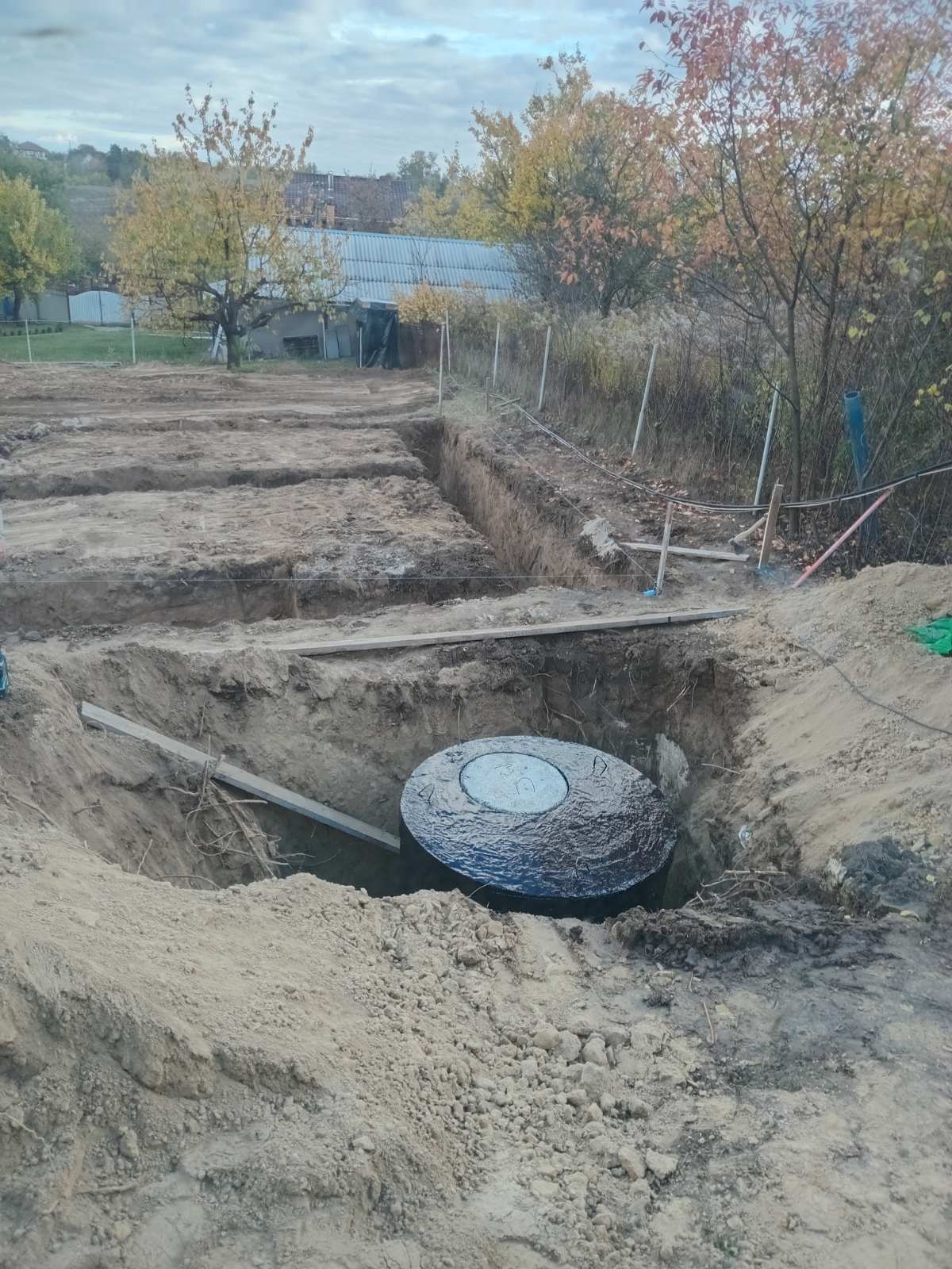 Планування та вирівнювання ділянки екскаватором-навантажувачем