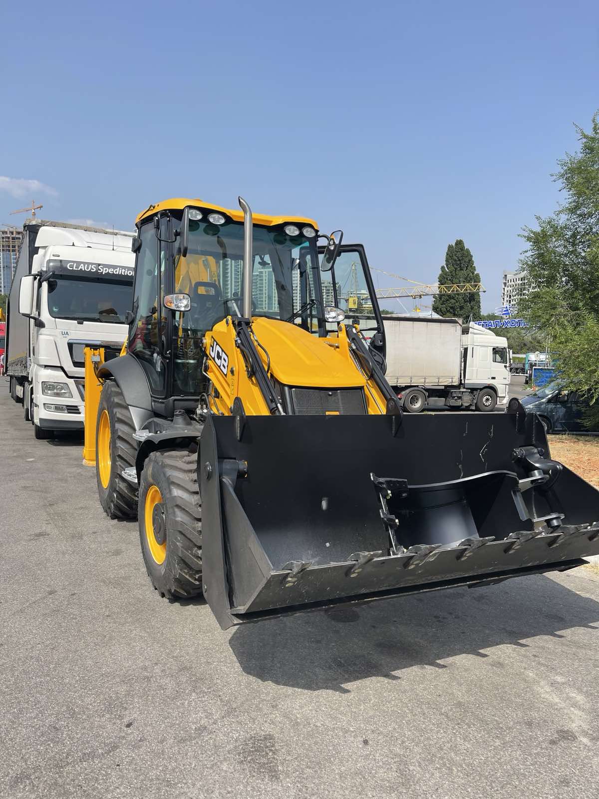 Екскаватор-навантажувач JCB з фронтальним ковшем — власний автопарк