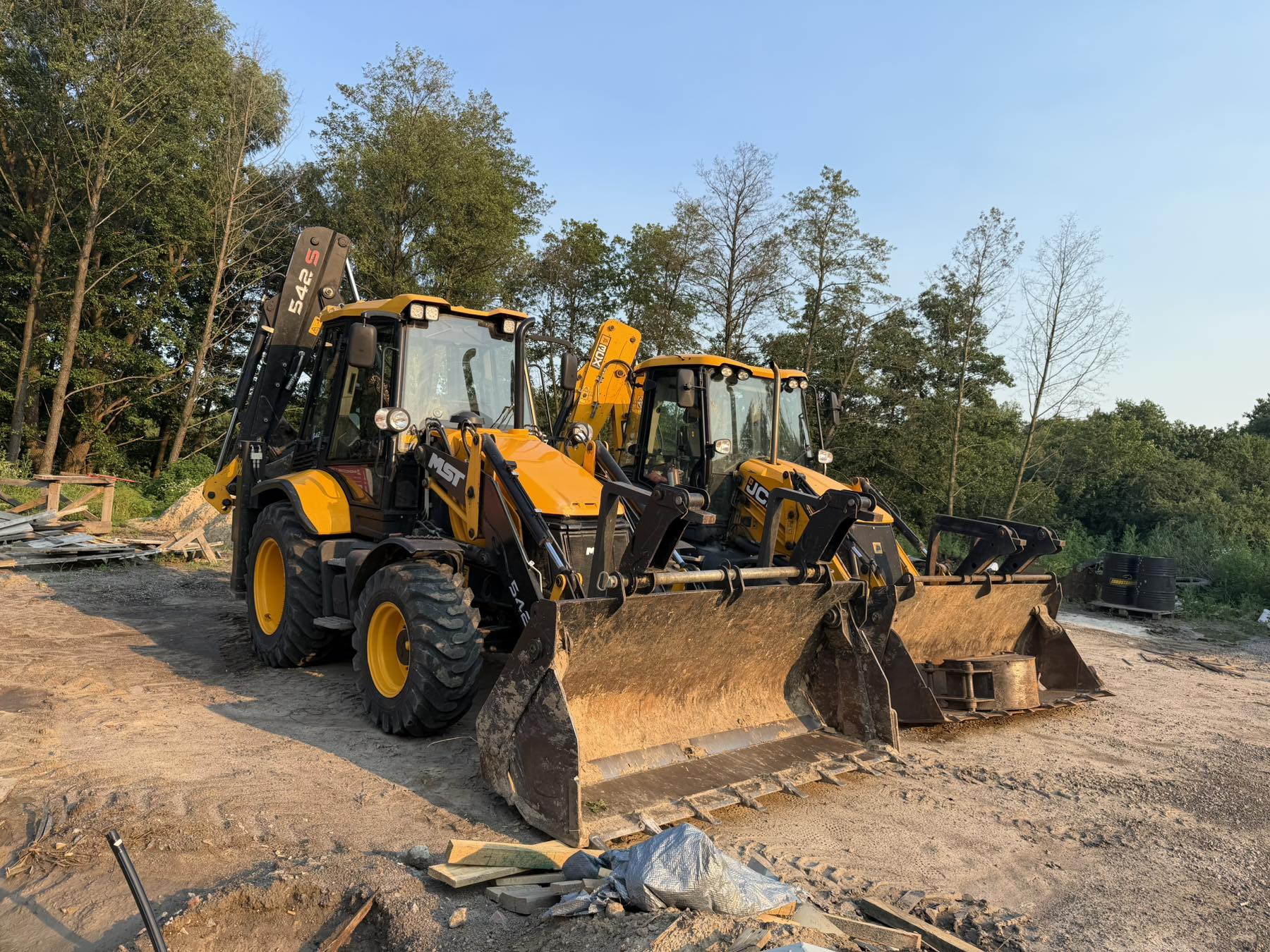 Парк екскаваторів-навантажувачів MST та JCB — власна техніка без посередників